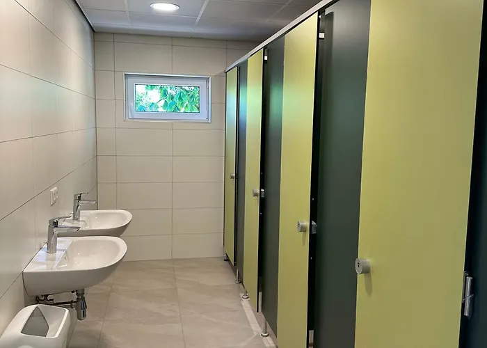 Lege Kampeerplek Voor Tenten, Caravans En Campers * Swalmen